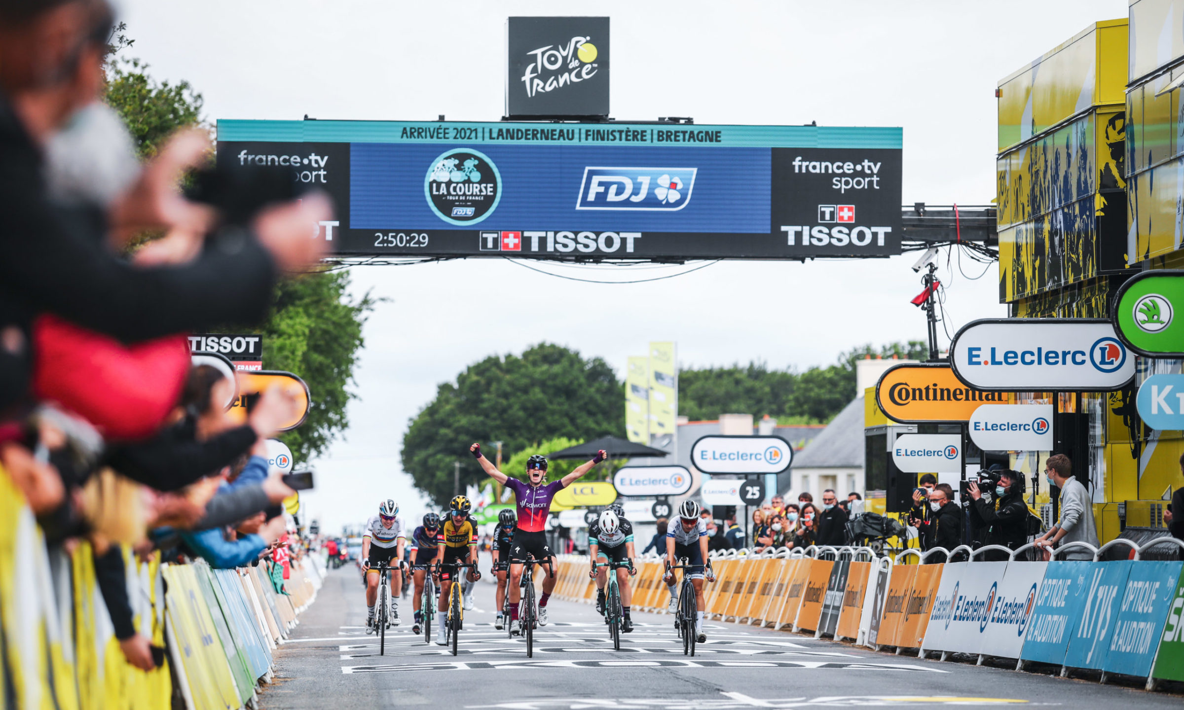 Tour de France Femmes avec Zwift VIP Spectator Tour Thomson Bike